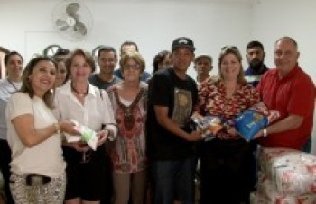 Poá entrega cinco toneladas de alimentos a nove entidades