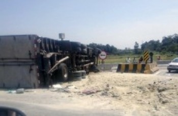 Colisão interdita pista na Ayrton Senna