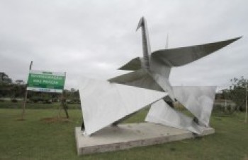Escultura é montada na praça Sol Nascente, na Índio Tibiriçá