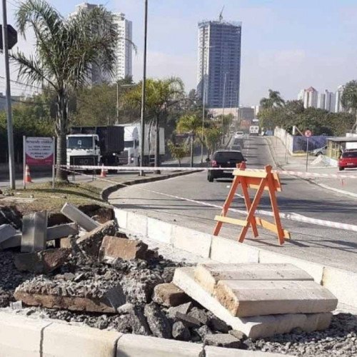 Obras alteram o trânsito no encontro com avenida