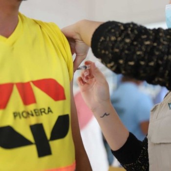 Trabalhadores da limpeza são vacinados contra coronavírus