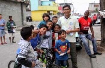 Mamoru faz visita na Vila Maria Augusta