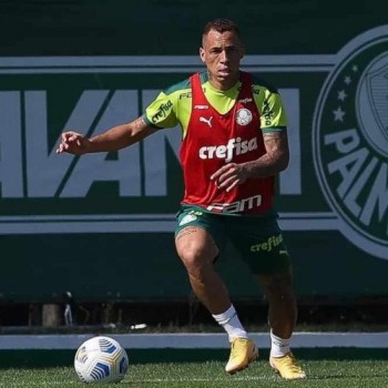 Palmeiras explora fase ruim do Grêmio para vencer a 4ª seguida