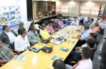 Tokuzumi apresenta projetos de infraestrutura para os vereadores