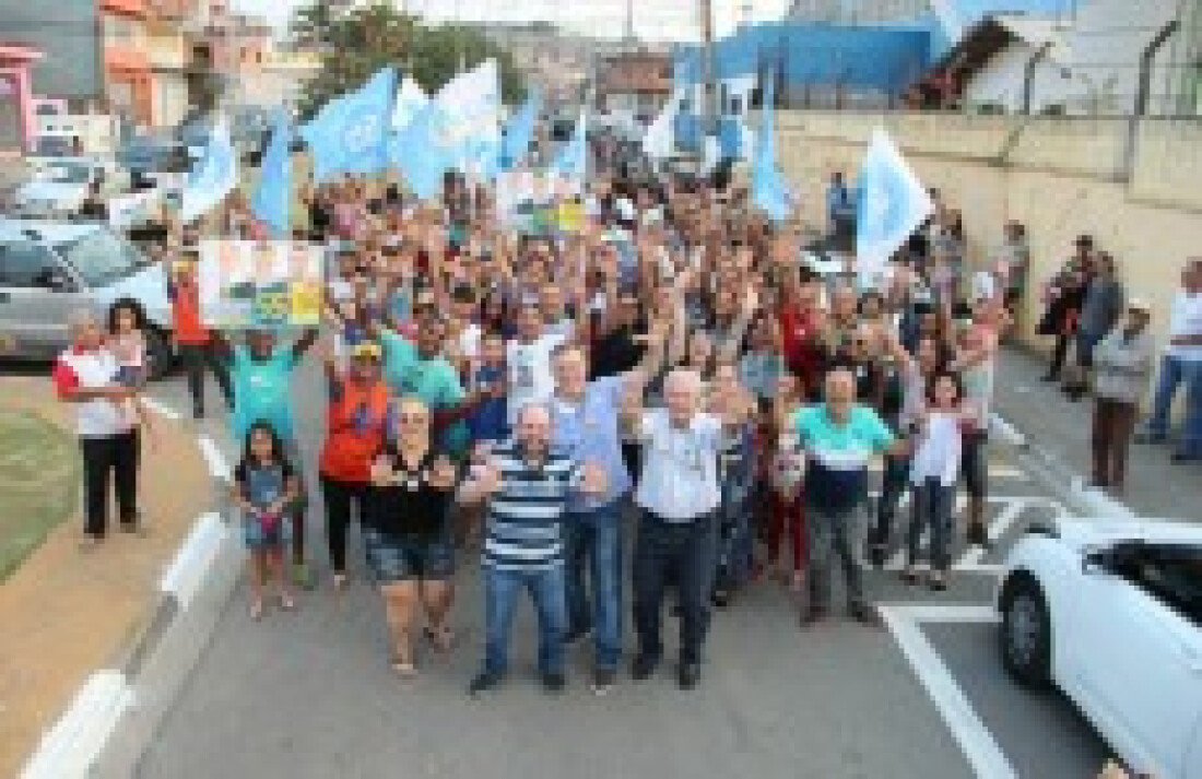 Dr. Luis Camargo reúne 300 veículos em carreata