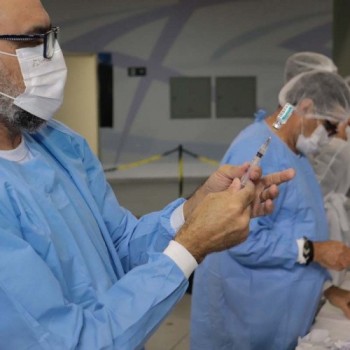 Vacinação contra Covid chega a mais de 50% dos adultos