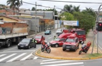 PM e Bombeiros fazem ações por trânsito seguro