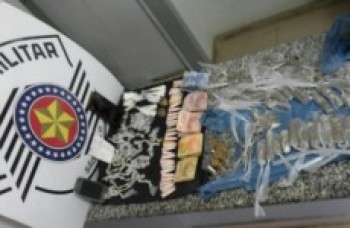 Trio é detido com diversas porções de drogas no bairro Jardim Camila