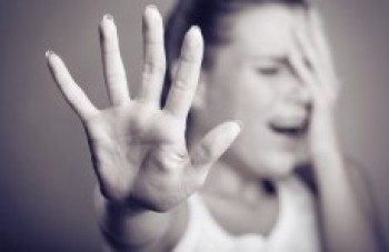 Mais de 33% da população culpa a mulher agredida