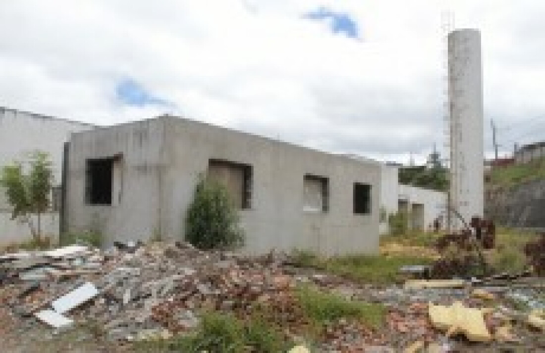 Com obras paralisadas, UPA segue abandonada