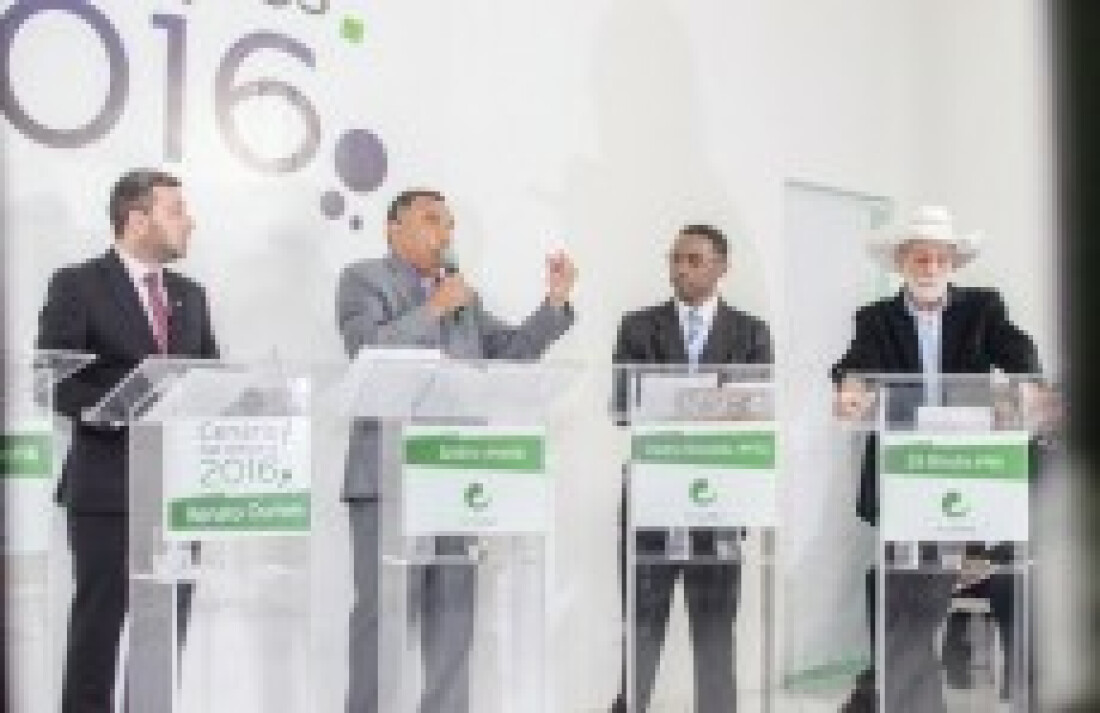 Candidatos de Ferraz participam de debate: