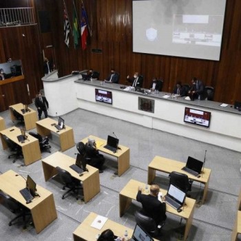 Vereadores adiam por dez dias votação da Frente Cristã