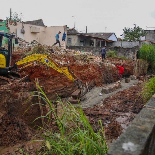 Trecho do córrego Paraibuna recebe obras de contenção
