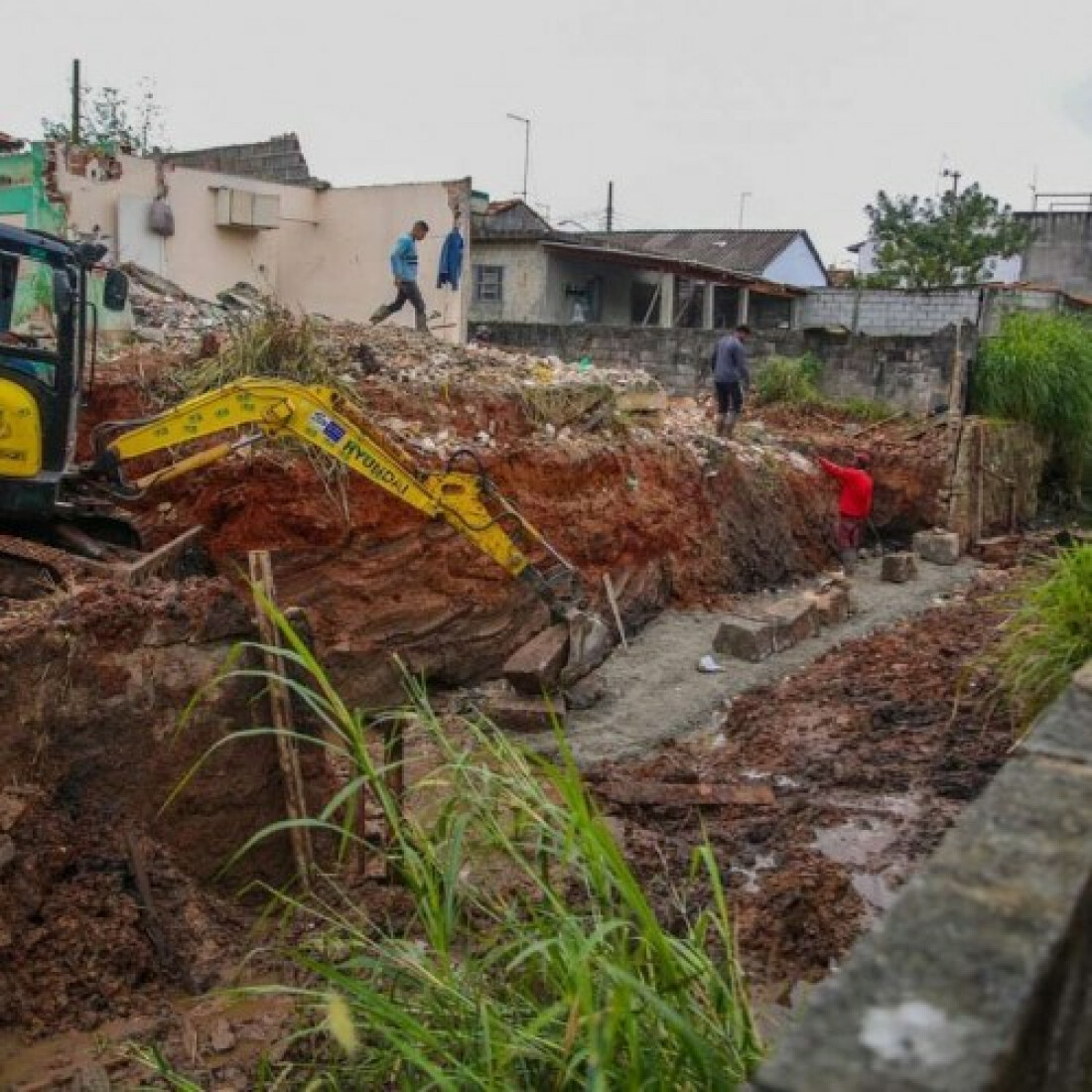 Trecho do córrego Paraibuna recebe obras de contenção