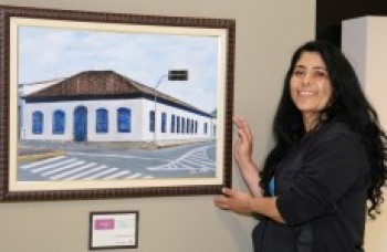 Iza Leão expõe obras que homenageiam a cidade