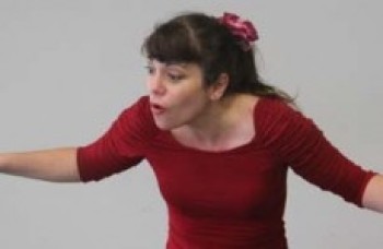 Lilian Marchetti faz contação de histórias em biblioteca de Suzano