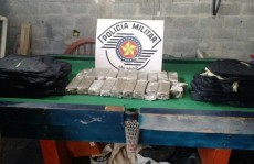Polícia apreende 20 tijolos de maconha