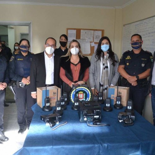 Deputada visita GCM e confere compra de rádios