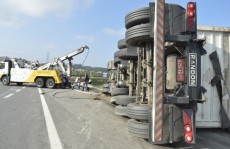 Carreta tomba na saída do Rodoanel