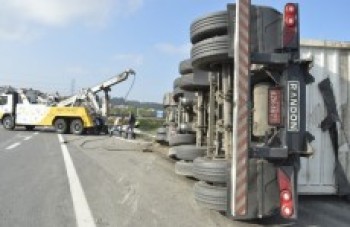 Carreta tomba na saída do Rodoanel