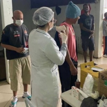 Saúde inicia vacinação de pessoas em situação de rua