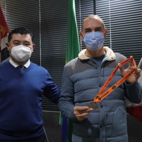 Ashiuchi recebe ciclista que disputou prova no interior