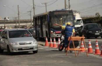 Mais de 4,4 mil motoristas são flagrados usando celular