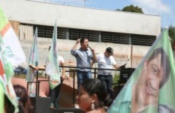 Lacerda faz comício de encerramento