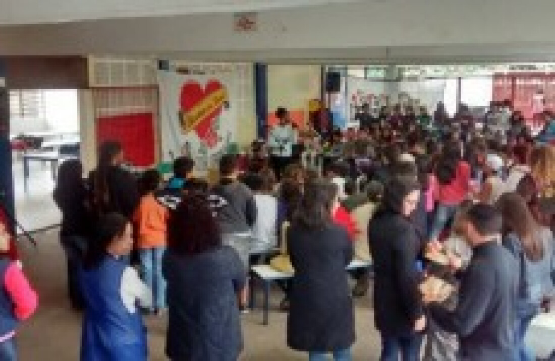 Escola de Suzano recebe hoje edição do Sarau LiteraturaNossa