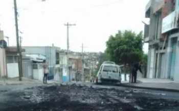 Dois ônibus são incendiados durante à noite em Itaquá