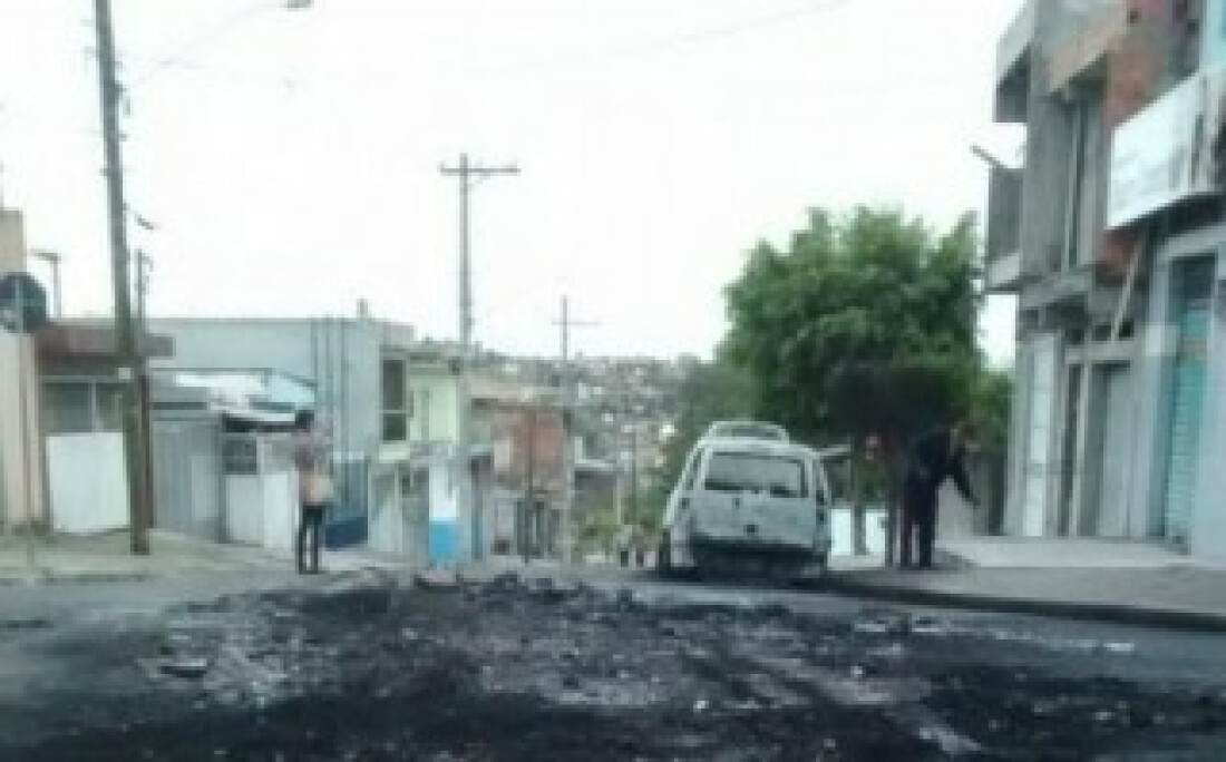 Dois ônibus são incendiados durante à noite em Itaquá