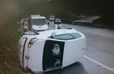 Carro tomba na Mogi-Dutra: