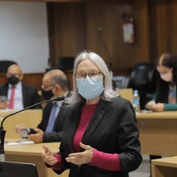 Profissionais protestam contra retorno das aulas