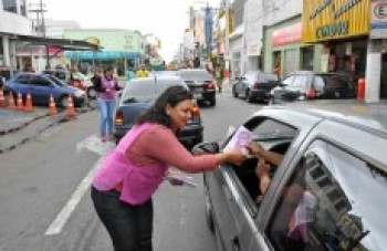 Prefeitura faz 'Blitz Rosa' para orientar sobre câncer