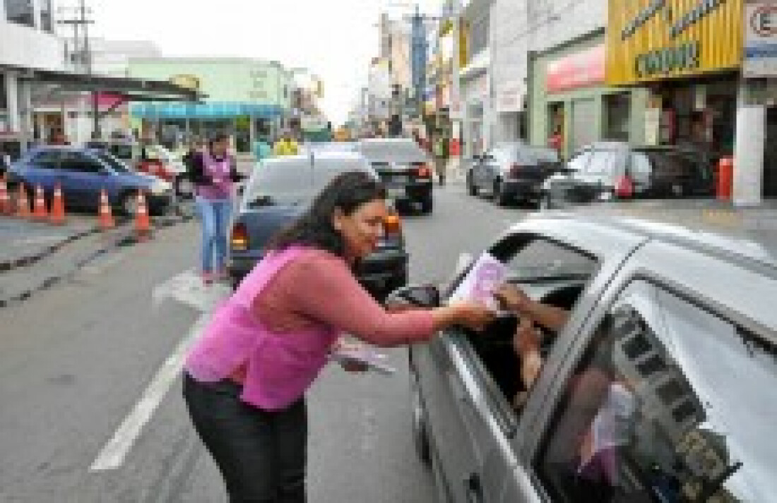 Prefeitura faz 'Blitz Rosa' para orientar sobre câncer