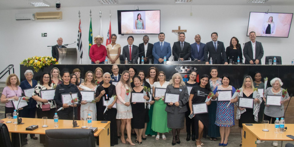 Legislativo de Suzano homenageia mulheres