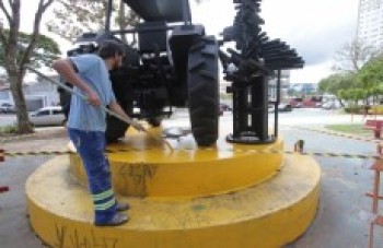 GCM flagra menores pichando monumento: