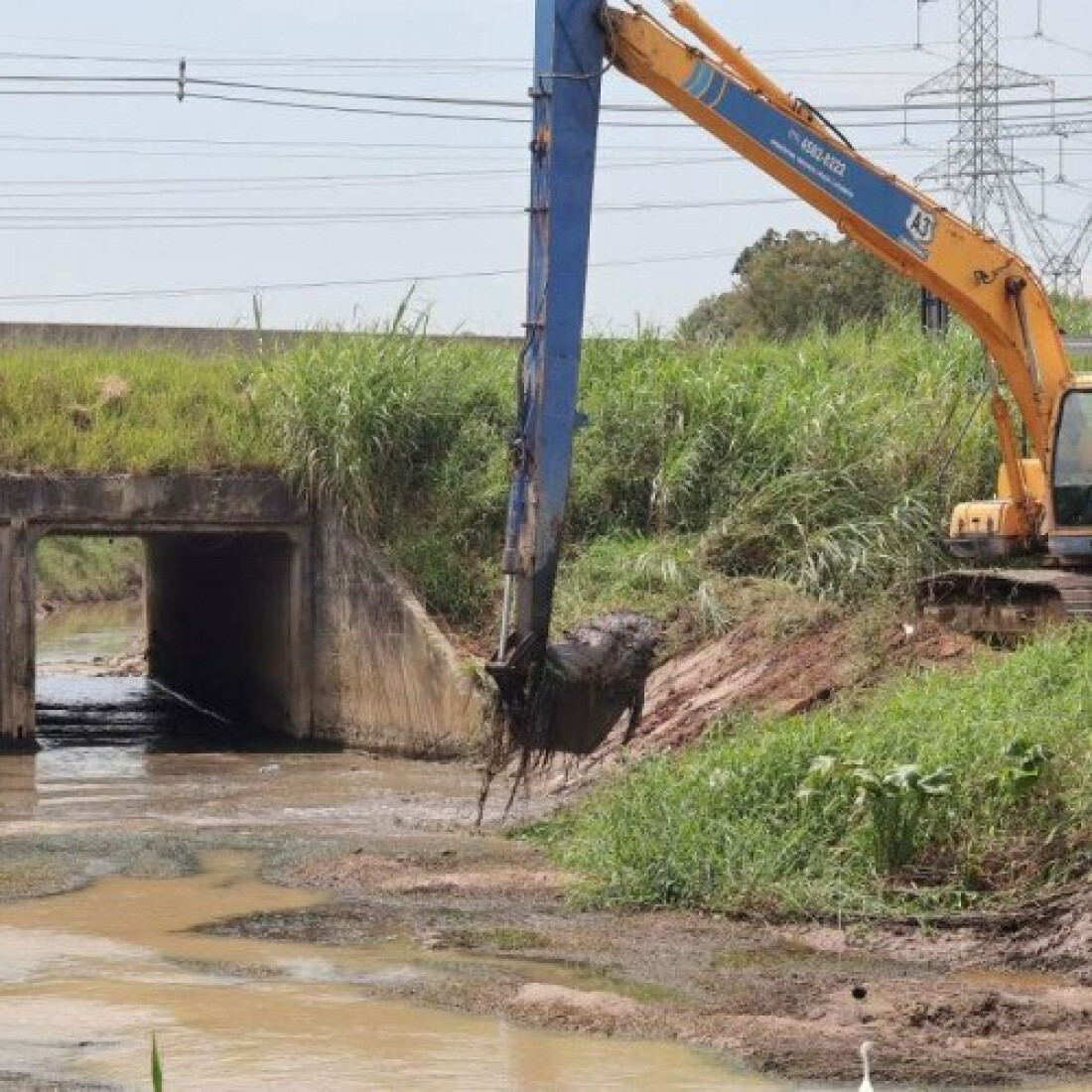 Força-tarefa finaliza as obras de desassoreamento de rio em Suzano