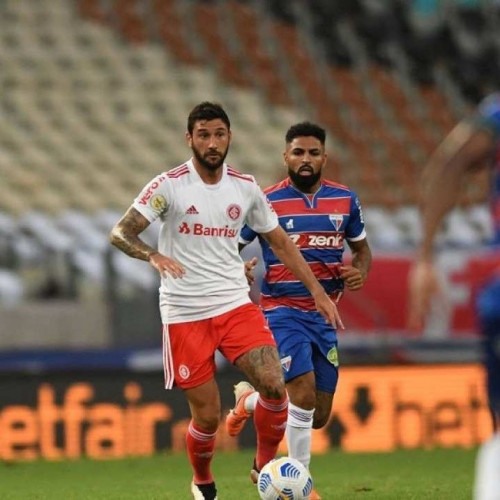 Fortaleza goleia Internacional e pula para a liderança do Brasileiro