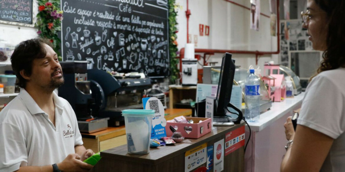 Cafeteria em São Paulo é comandada por pessoas com síndrome de Down