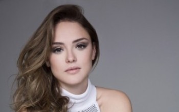 Isabelle Drummond mantém brilho no olhar