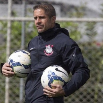 Sylvinho ajusta elenco com foco no sistema defensivo