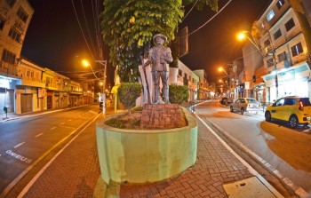 Área central recebe pintura e manutenção