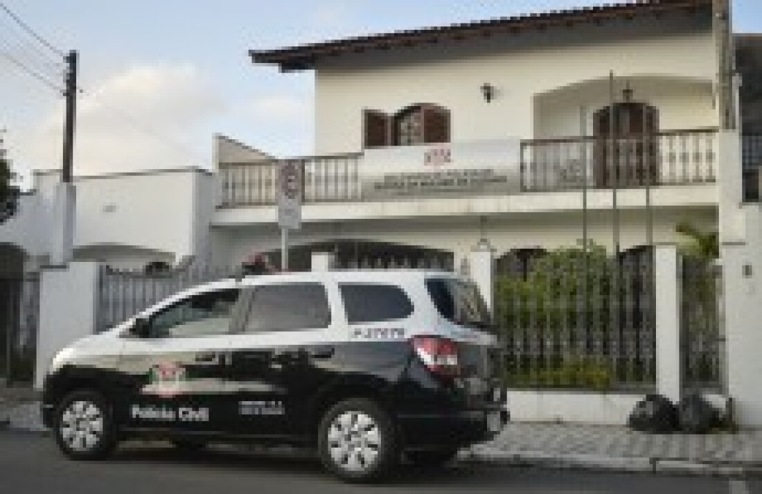 Policial é preso por tentar matar esposa