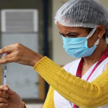 Mogi antecipa vacinação para profissionais da Educação