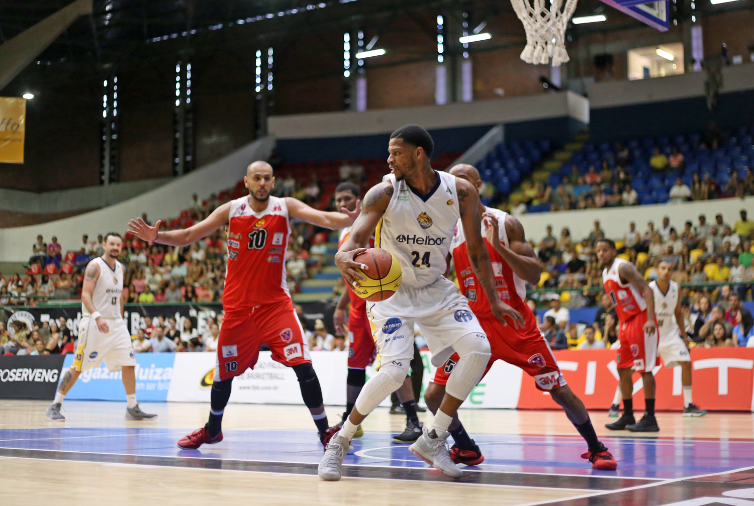 Mogi confirma favoritismo, bate América e está na semi