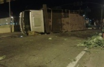 Trem de carga da MRS e caminhão colidem