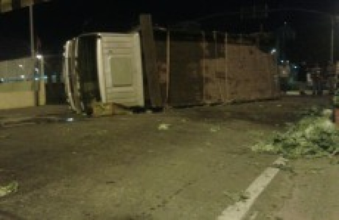 Trem de carga e caminhão colidem perto do shopping