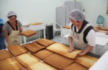 Comunidade faz bolo de 25 metros