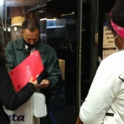 Após trabalho, pessoa deixa as ruas e retorna à sua cidade